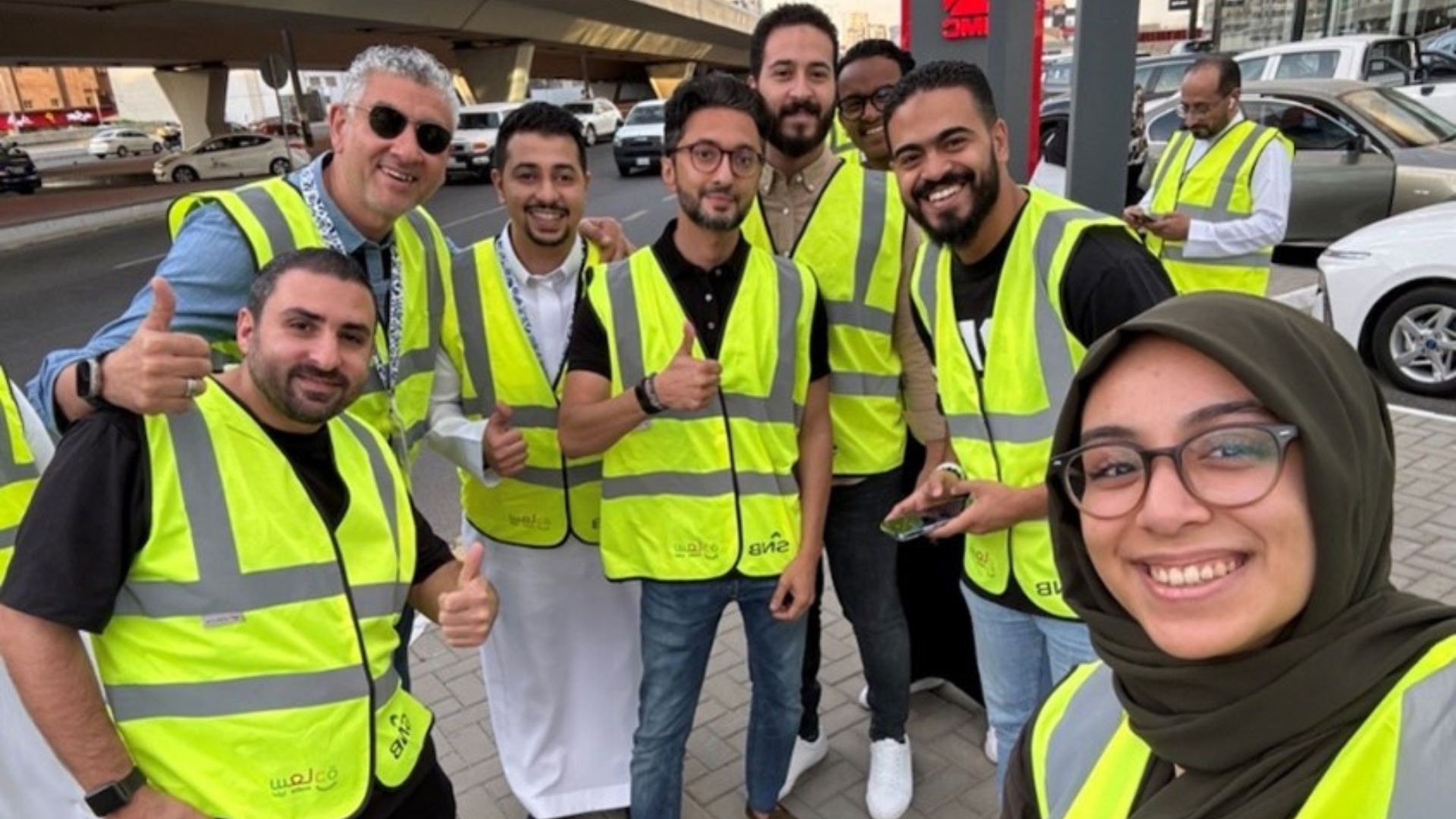 Distributing small meals to those fasting at stop lights during Ramadan