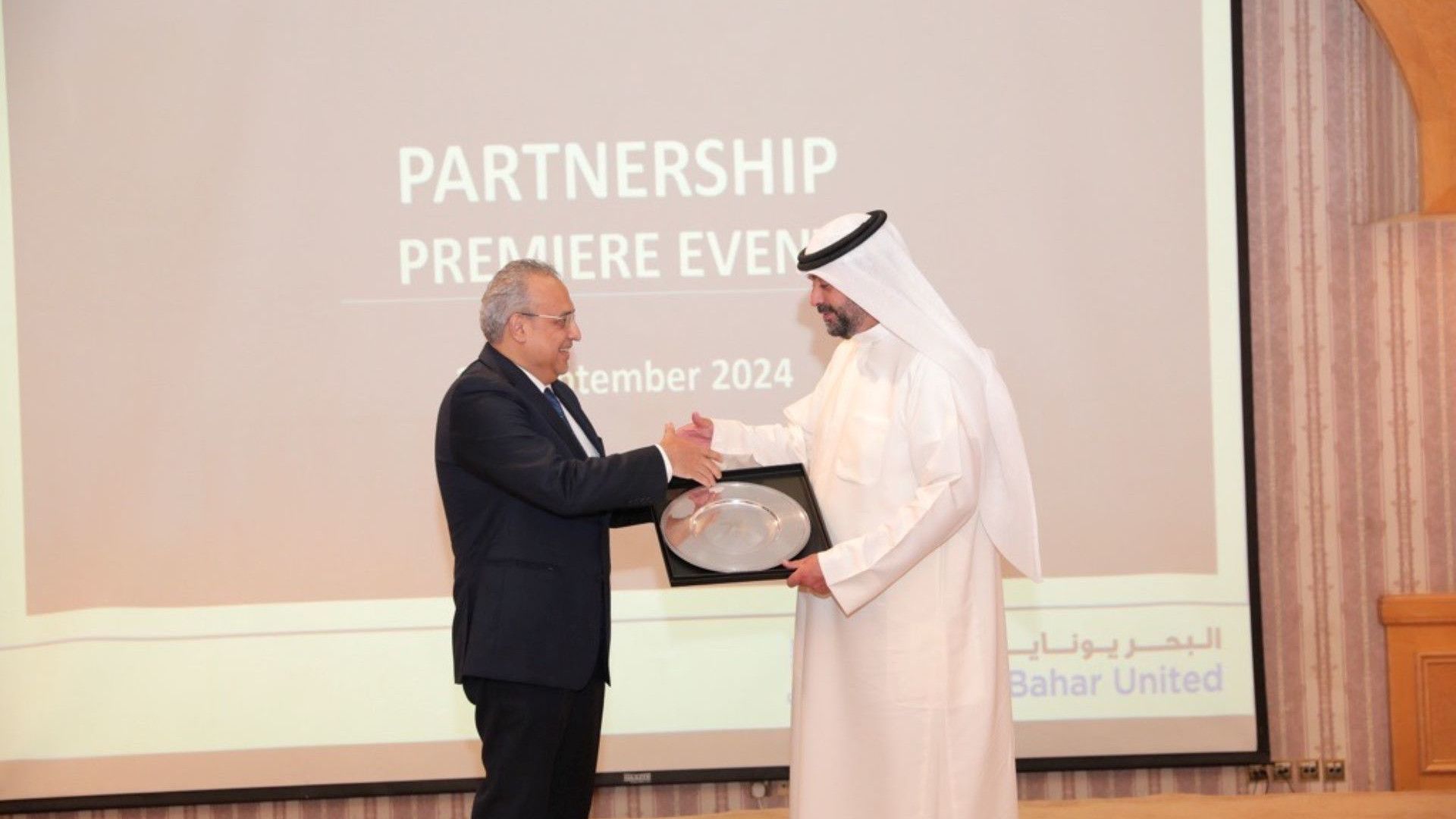 Khalil Yassine Head of Arabia shaking hands with Al-Bahar leader.